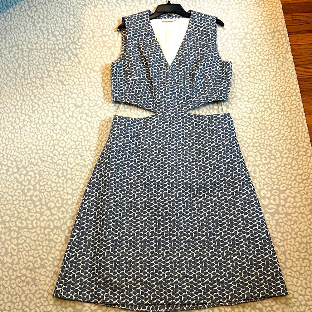 Sharp tailored LG Tory Burch Waist flattering V neck dress Geometric pattern